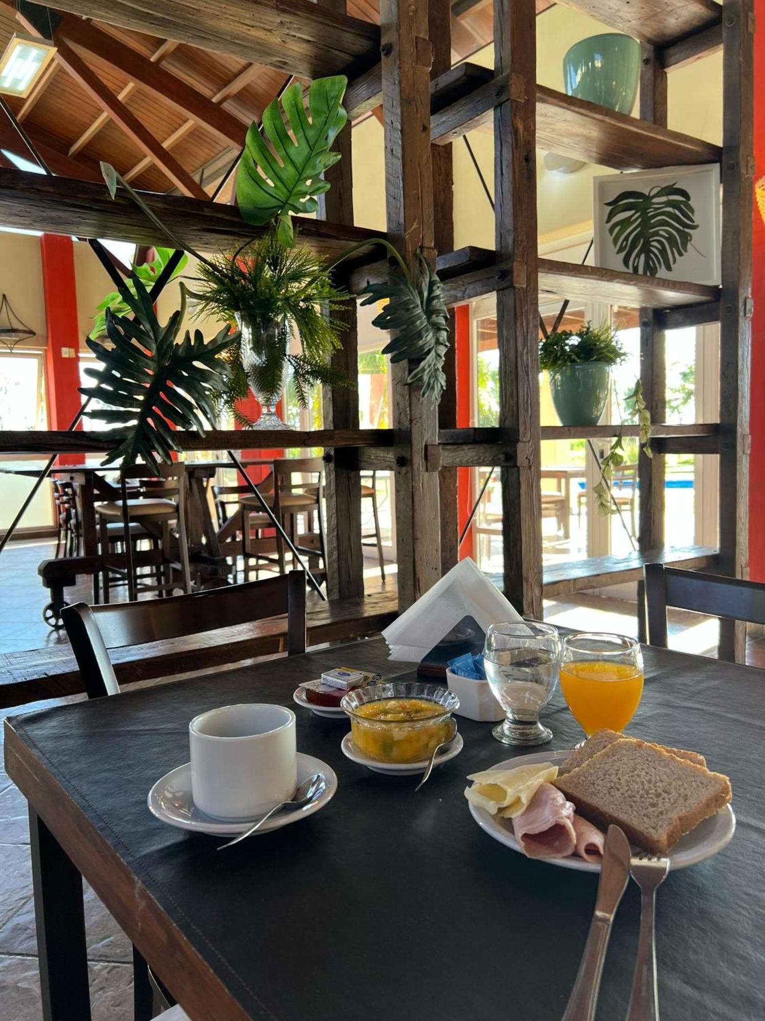 Howard Johnson Inn Rosario De La Frontera Esterno foto